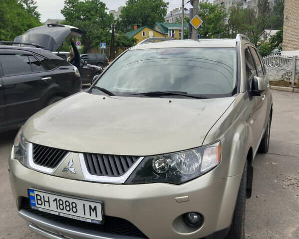 Серый Мицубиси Аутлендер, объемом двигателя 3 л и пробегом 119 тыс. км за 13300 $, фото 3 на Automoto.ua
