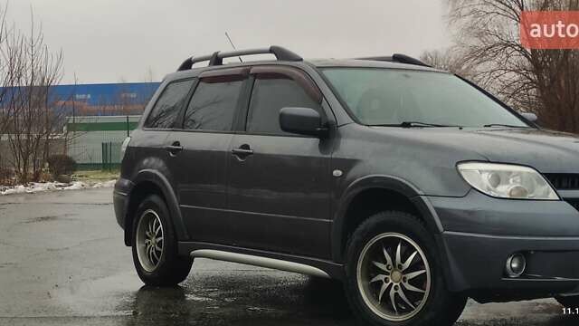 Серый Мицубиси Аутлендер, объемом двигателя 2 л и пробегом 200 тыс. км за 5999 $, фото 1 на Automoto.ua