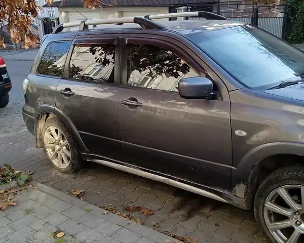 Серый Мицубиси Аутлендер, объемом двигателя 2 л и пробегом 176 тыс. км за 5400 $, фото 2 на Automoto.ua