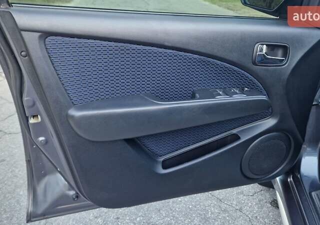 Серый Мицубиси Аутлендер, объемом двигателя 2 л и пробегом 157 тыс. км за 8300 $, фото 10 на Automoto.ua