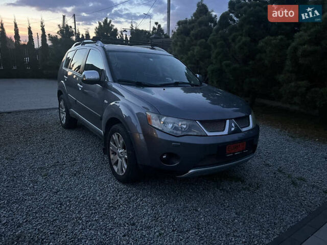 Серый Мицубиси Аутлендер, объемом двигателя 2 л и пробегом 235 тыс. км за 9000 $, фото 2 на Automoto.ua