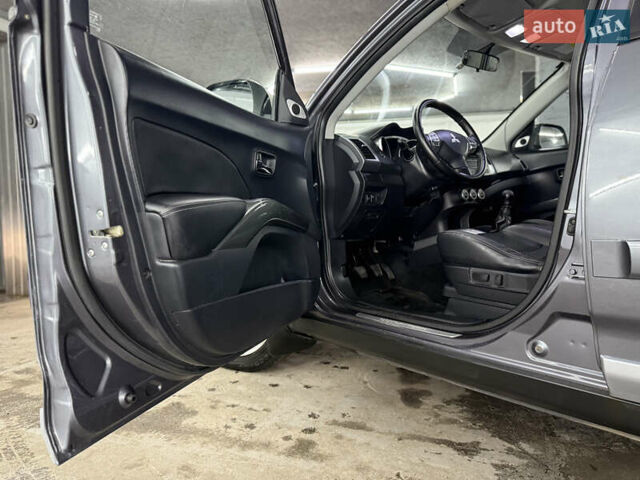 Сірий Міцубісі Аутлендер, об'ємом двигуна 2 л та пробігом 235 тис. км за 8950 $, фото 28 на Automoto.ua