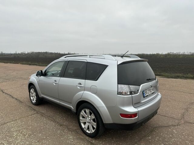 Серый Мицубиси Аутлендер, объемом двигателя 2 л и пробегом 200 тыс. км за 8300 $, фото 4 на Automoto.ua
