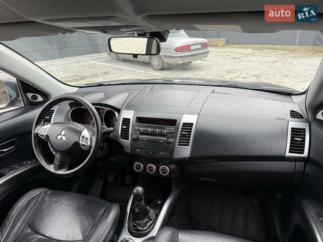 Сірий Міцубісі Аутлендер, об'ємом двигуна 2 л та пробігом 237 тис. км за 8999 $, фото 45 на Automoto.ua