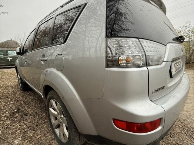 Серый Мицубиси Аутлендер, объемом двигателя 2 л и пробегом 340 тыс. км за 4000 $, фото 3 на Automoto.ua