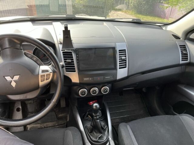 Серый Мицубиси Аутлендер, объемом двигателя 2 л и пробегом 330 тыс. км за 4000 $, фото 3 на Automoto.ua