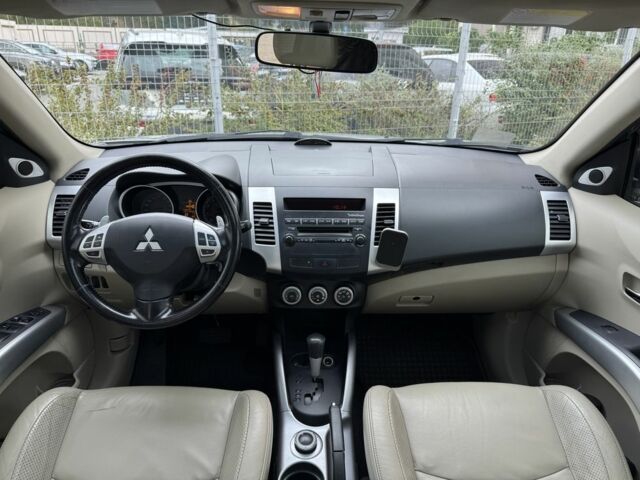 Серый Мицубиси Аутлендер, объемом двигателя 3 л и пробегом 175 тыс. км за 8500 $, фото 21 на Automoto.ua