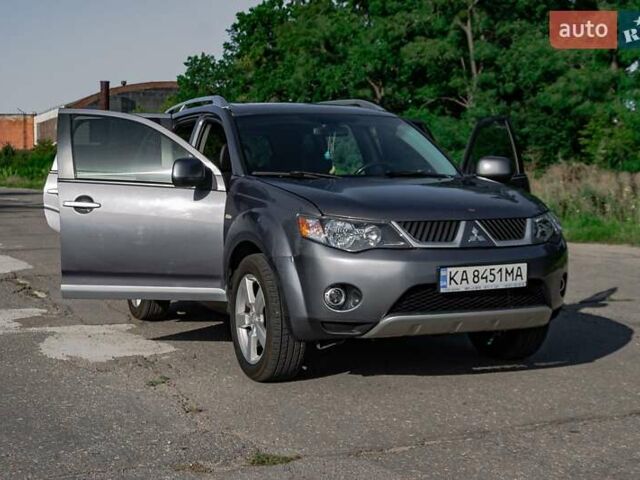 Серый Мицубиси Аутлендер, объемом двигателя 2.4 л и пробегом 280 тыс. км за 8000 $, фото 3 на Automoto.ua