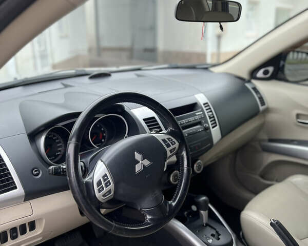 Серый Мицубиси Аутлендер, объемом двигателя 3 л и пробегом 176 тыс. км за 8300 $, фото 5 на Automoto.ua
