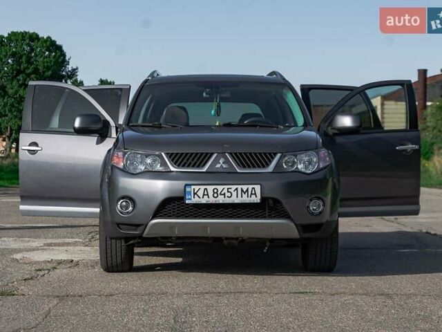 Серый Мицубиси Аутлендер, объемом двигателя 2.4 л и пробегом 280 тыс. км за 8000 $, фото 2 на Automoto.ua