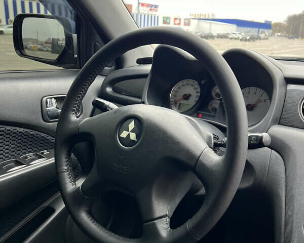 Серый Мицубиси Аутлендер, объемом двигателя 2 л и пробегом 209 тыс. км за 7200 $, фото 21 на Automoto.ua