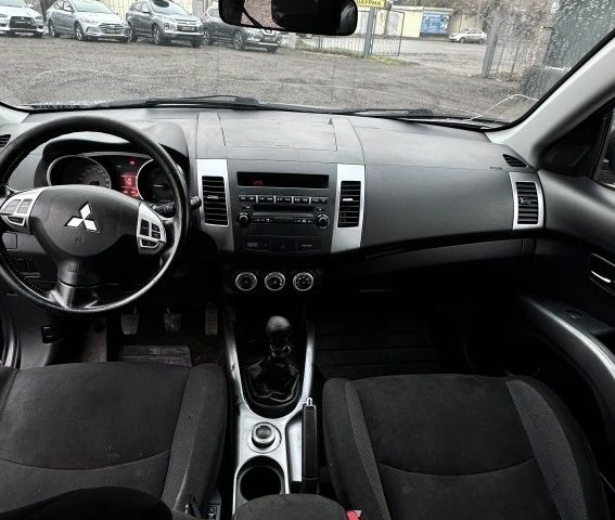 Серый Мицубиси Аутлендер, объемом двигателя 2 л и пробегом 339 тыс. км за 4949 $, фото 7 на Automoto.ua