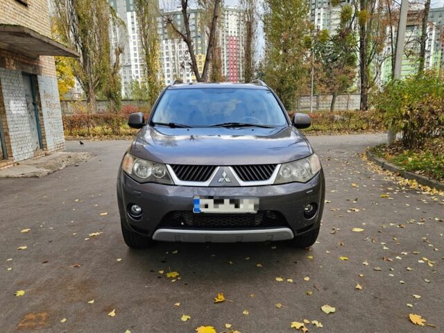 Серый Мицубиси Аутлендер, объемом двигателя 2 л и пробегом 400 тыс. км за 4700 $, фото 2 на Automoto.ua