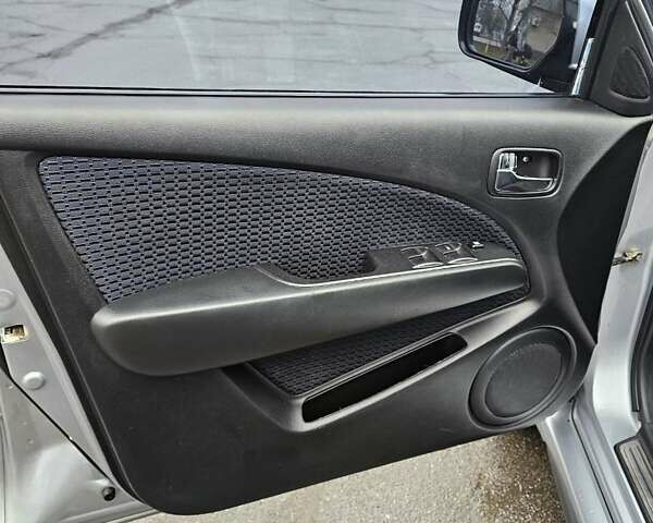 Сірий Міцубісі Аутлендер, об'ємом двигуна 2.38 л та пробігом 230 тис. км за 5400 $, фото 11 на Automoto.ua