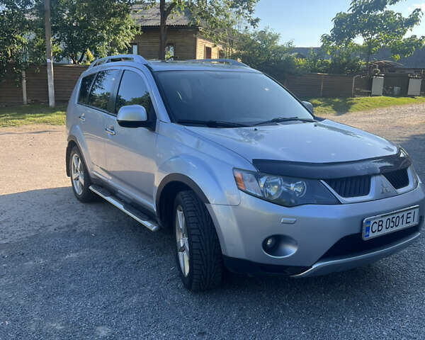 Серый Мицубиси Аутлендер, объемом двигателя 2.36 л и пробегом 245 тыс. км за 9300 $, фото 1 на Automoto.ua