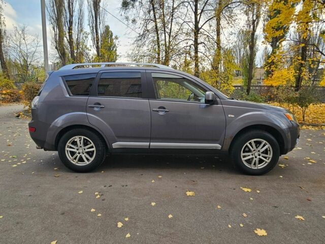Серый Мицубиси Аутлендер, объемом двигателя 2 л и пробегом 400 тыс. км за 4700 $, фото 4 на Automoto.ua