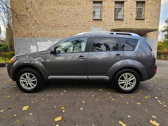 Серый Мицубиси Аутлендер, объемом двигателя 2 л и пробегом 400 тыс. км за 4700 $, фото 3 на Automoto.ua