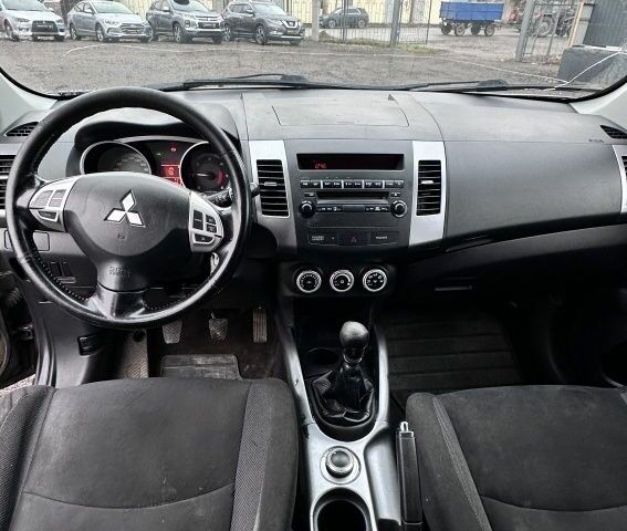 Серый Мицубиси Аутлендер, объемом двигателя 2 л и пробегом 339 тыс. км за 4949 $, фото 5 на Automoto.ua