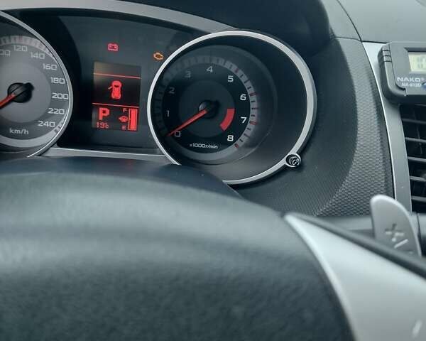 Серый Мицубиси Аутлендер, объемом двигателя 2.36 л и пробегом 313 тыс. км за 8800 $, фото 2 на Automoto.ua