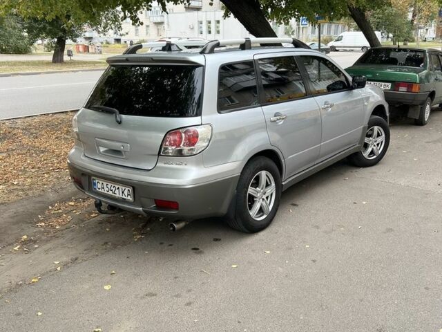 Серый Мицубиси Аутлендер, объемом двигателя 2 л и пробегом 237 тыс. км за 6000 $, фото 2 на Automoto.ua