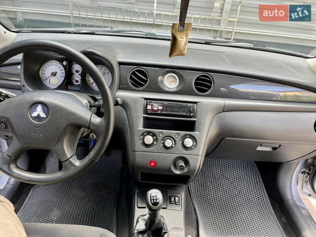 Сірий Міцубісі Аутлендер, об'ємом двигуна 2 л та пробігом 130 тис. км за 8500 $, фото 17 на Automoto.ua