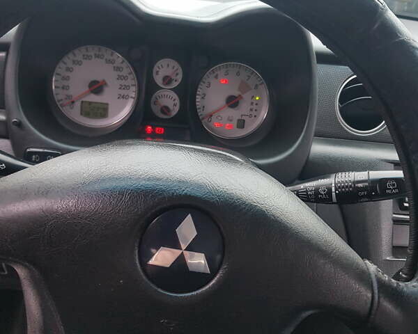 Серый Мицубиси Аутлендер, объемом двигателя 2.38 л и пробегом 700 тыс. км за 7058 $, фото 9 на Automoto.ua