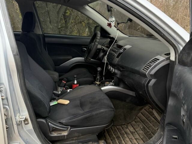 Серый Мицубиси Аутлендер, объемом двигателя 2 л и пробегом 340 тыс. км за 4000 $, фото 6 на Automoto.ua