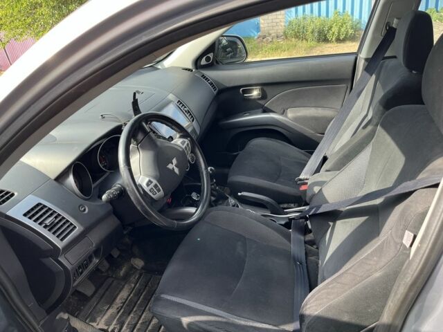 Серый Мицубиси Аутлендер, объемом двигателя 2 л и пробегом 330 тыс. км за 4000 $, фото 4 на Automoto.ua