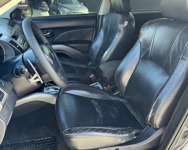 Серый Мицубиси Аутлендер, объемом двигателя 2.36 л и пробегом 215 тыс. км за 8000 $, фото 6 на Automoto.ua