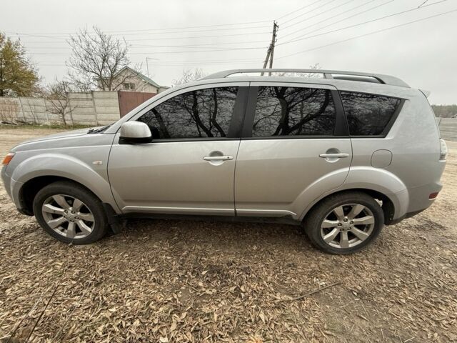 Серый Мицубиси Аутлендер, объемом двигателя 2 л и пробегом 340 тыс. км за 4000 $, фото 2 на Automoto.ua