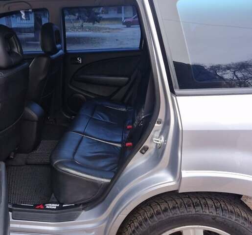 Серый Мицубиси Аутлендер, объемом двигателя 2.38 л и пробегом 113 тыс. км за 8900 $, фото 2 на Automoto.ua