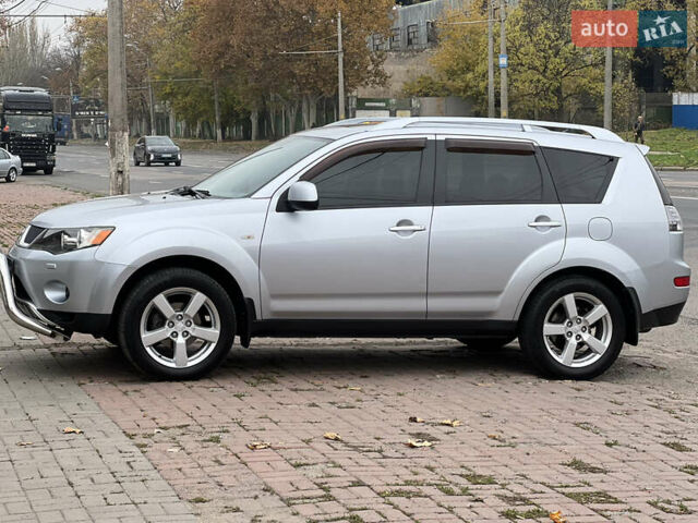 Серый Мицубиси Аутлендер, объемом двигателя 3 л и пробегом 176 тыс. км за 8300 $, фото 2 на Automoto.ua