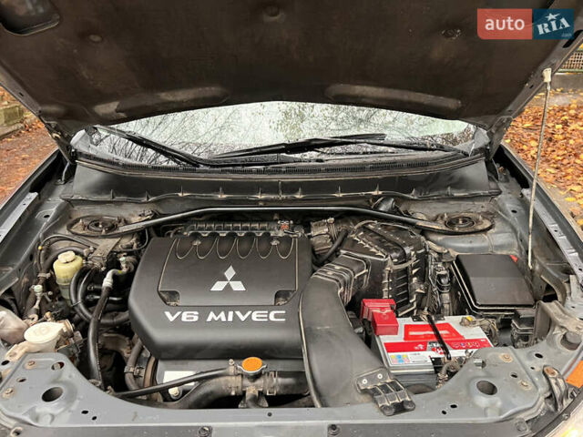 Сірий Міцубісі Аутлендер, об'ємом двигуна 3 л та пробігом 209 тис. км за 9800 $, фото 49 на Automoto.ua
