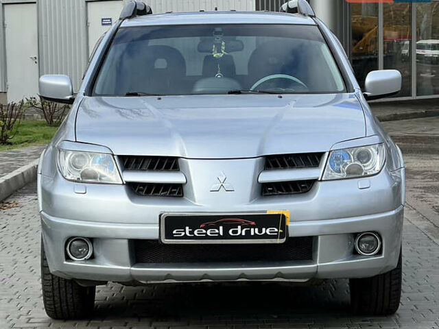 Серый Мицубиси Аутлендер, объемом двигателя 2.38 л и пробегом 197 тыс. км за 7699 $, фото 1 на Automoto.ua