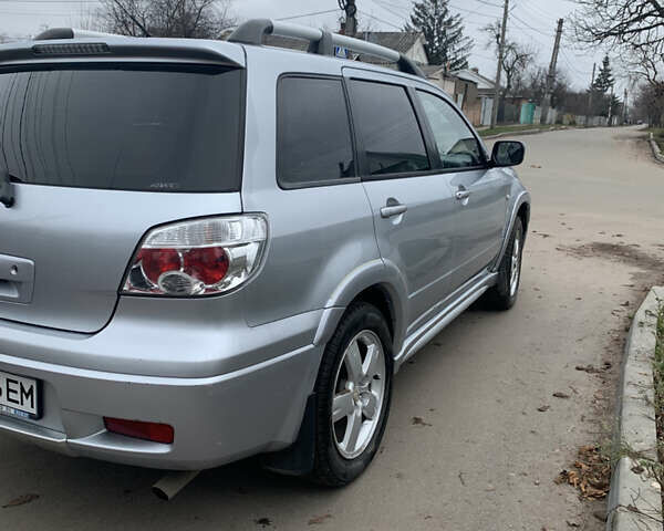 Серый Мицубиси Аутлендер, объемом двигателя 2 л и пробегом 247 тыс. км за 5999 $, фото 3 на Automoto.ua