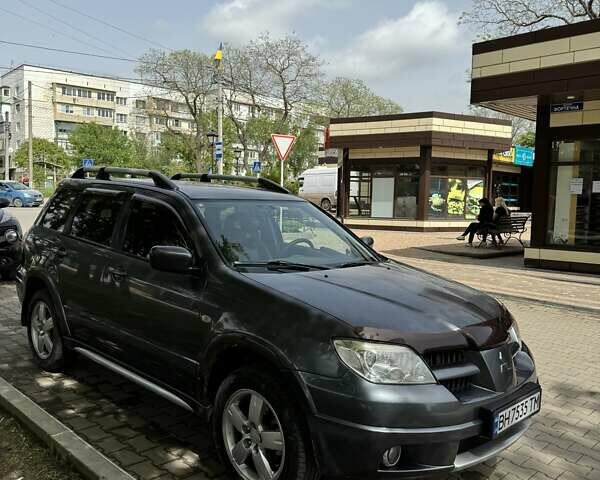 Серый Мицубиси Аутлендер, объемом двигателя 2.38 л и пробегом 240 тыс. км за 9000 $, фото 1 на Automoto.ua