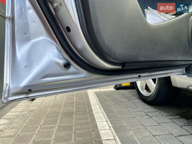 Сірий Міцубісі Аутлендер, об'ємом двигуна 2 л та пробігом 130 тис. км за 8500 $, фото 12 на Automoto.ua