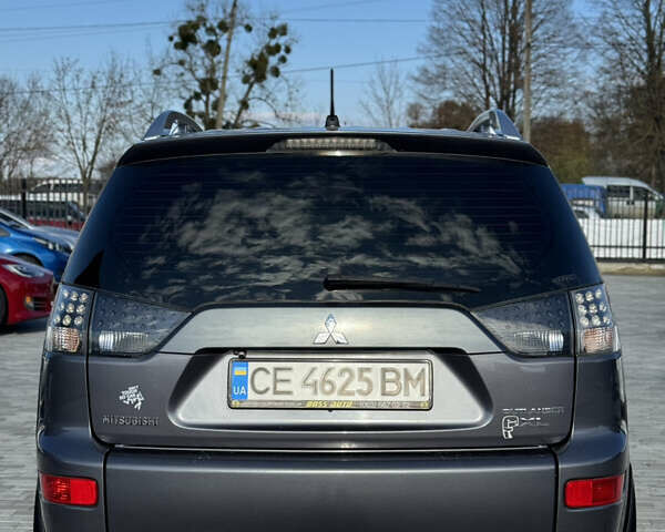 Серый Мицубиси Аутлендер, объемом двигателя 2.36 л и пробегом 215 тыс. км за 8000 $, фото 4 на Automoto.ua