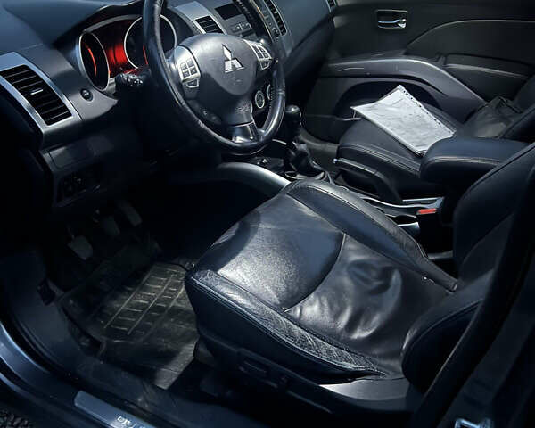 Серый Мицубиси Аутлендер, объемом двигателя 2 л и пробегом 235 тыс. км за 9000 $, фото 8 на Automoto.ua