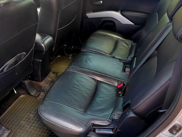 Серый Мицубиси Аутлендер, объемом двигателя 2.4 л и пробегом 216 тыс. км за 10500 $, фото 7 на Automoto.ua