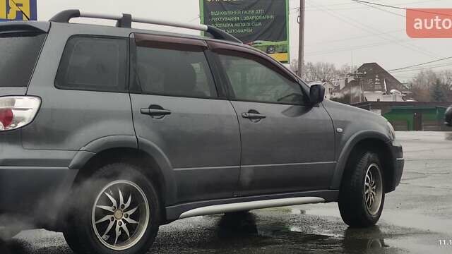 Серый Мицубиси Аутлендер, объемом двигателя 2 л и пробегом 200 тыс. км за 5999 $, фото 4 на Automoto.ua