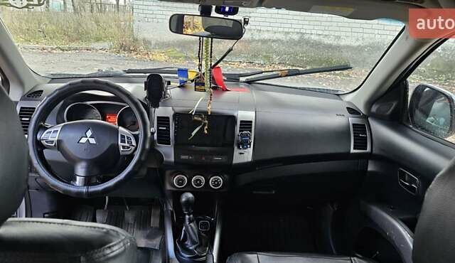 Серый Мицубиси Аутлендер, объемом двигателя 2.2 л и пробегом 280 тыс. км за 5300 $, фото 5 на Automoto.ua