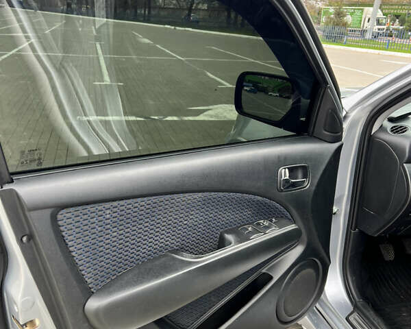 Серый Мицубиси Аутлендер, объемом двигателя 2 л и пробегом 209 тыс. км за 7200 $, фото 8 на Automoto.ua