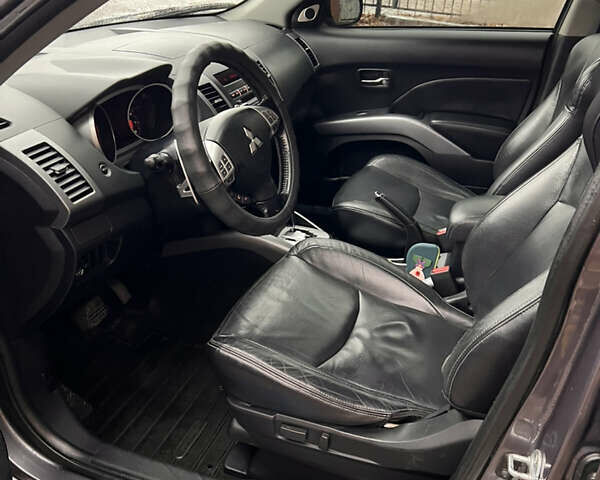 Сірий Міцубісі Аутлендер, об'ємом двигуна 3 л та пробігом 209 тис. км за 9800 $, фото 21 на Automoto.ua