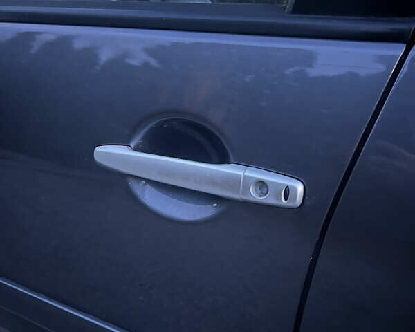 Серый Мицубиси Аутлендер, объемом двигателя 2 л и пробегом 235 тыс. км за 9000 $, фото 7 на Automoto.ua