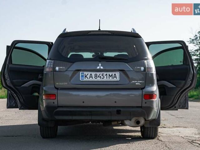 Серый Мицубиси Аутлендер, объемом двигателя 2.4 л и пробегом 280 тыс. км за 8000 $, фото 1 на Automoto.ua