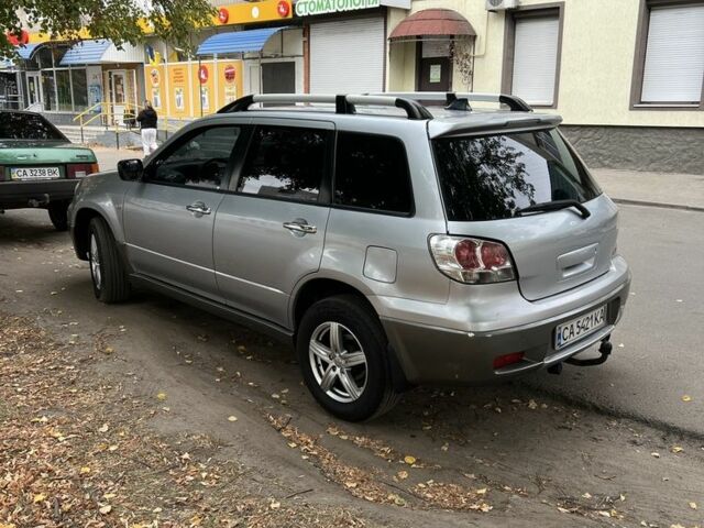 Серый Мицубиси Аутлендер, объемом двигателя 2 л и пробегом 237 тыс. км за 6000 $, фото 3 на Automoto.ua