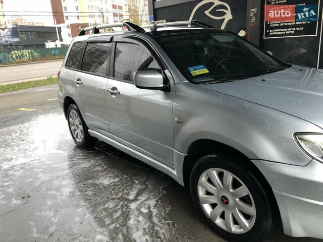 Серый Мицубиси Аутлендер, объемом двигателя 2 л и пробегом 170 тыс. км за 6950 $, фото 1 на Automoto.ua