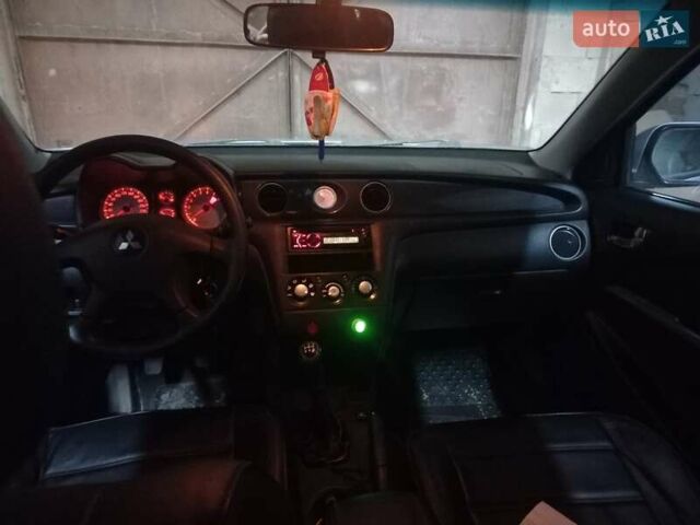 Серый Мицубиси Аутлендер, объемом двигателя 2 л и пробегом 311 тыс. км за 7100 $, фото 1 на Automoto.ua