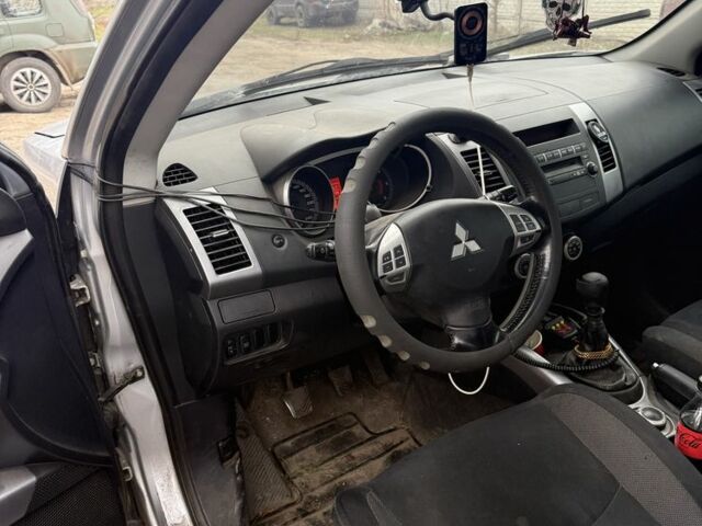 Серый Мицубиси Аутлендер, объемом двигателя 2 л и пробегом 340 тыс. км за 4000 $, фото 9 на Automoto.ua